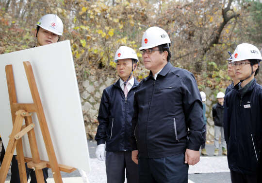 김성회 한국지역난방공사 사장(앞줄 오른쪽 두번째)이 특별 안전점검에서 현장 보고를 받고 있다. <한국지역난방공사 제공>